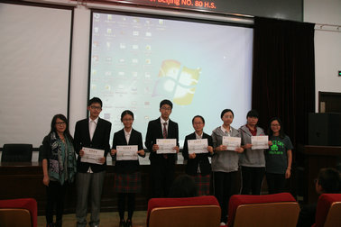 班主任老师为获奖同学颁奖.jpg